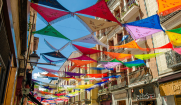 Fiesta de la Paloma Madrid 2025: un ejemplo de las decoraciones en las calles. Foto de Jose Antonio Gallego Vázquez.