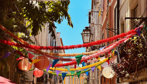 Fiesta de la Paloma Madrid 2025: un ejemplo de las decoraciones en las calles. Foto de Rodolfo Barretto.
