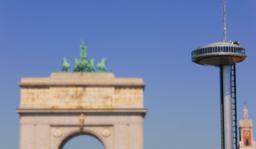 La foto retrae el arco de triunfo y el faro de moncloa.