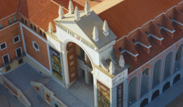 Detalle de la fachada principal del Museo de América, en Madrid. Esta sede definitiva fue inaugurada en 1965. La fotografía está tomada a 92 metros de altura, desde el Faro de Moncloa.